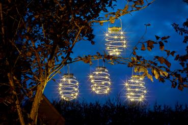 Preview: Spiral-Solarlicht aufgehangen im Garten, beleuchtet.